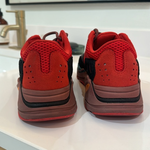 adidas Yeezy Boost 700 - Picture 4 of 5